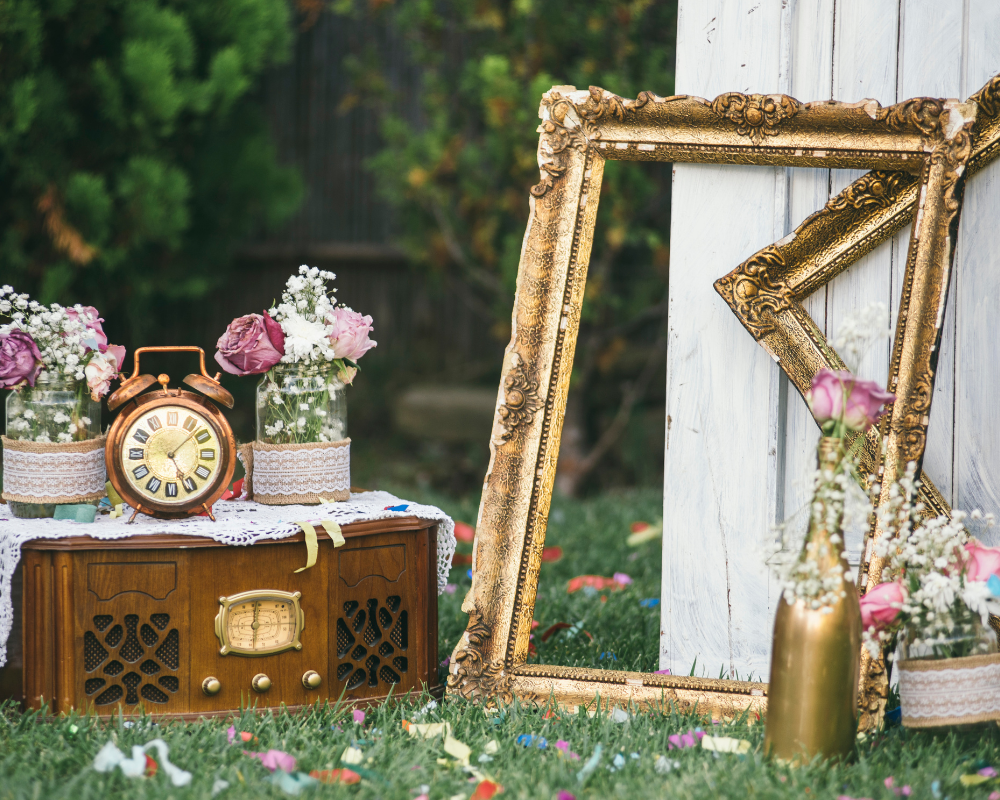 HOW TO UPCYCLE VINTAGE PICTURE FRAMES FOR A GALLERY WALL